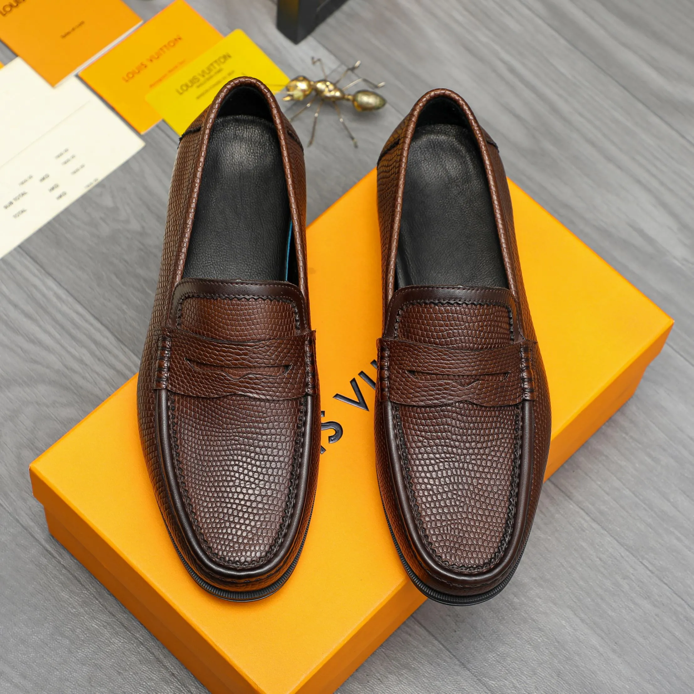 Men's shoes 💰p442 Product trademark: LV (Louis Vuitton) business slip-on leather shoes. Regular size: 38-46 (45.46 is custom-made and non-refundable) Product materials: Selected high-quality grained cowhide upper, cowhide lining, rubber outsole